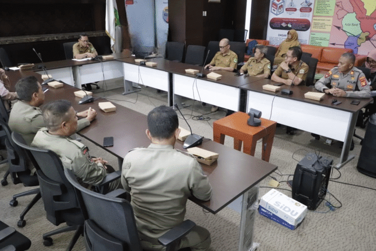 Jelang HUT Ke-80 RI, Pemprov Kaltim Bagikan Ribuan Bendera Merah Putih Gratis