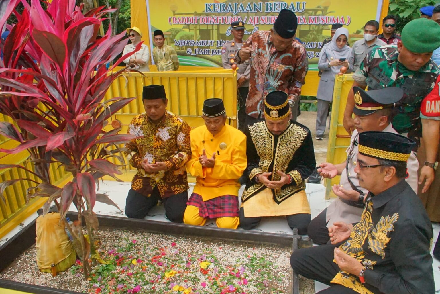 Ziarah Makam Raja Pertama Warnai Hari Jadi Berau ke-72