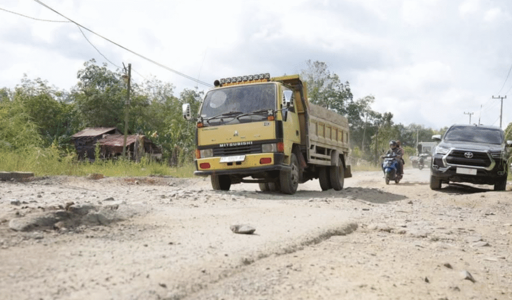 Pemprov Kaltim Genjot Perbaikan Jalan Kubar–Mahakam Ulu Hingga 2027