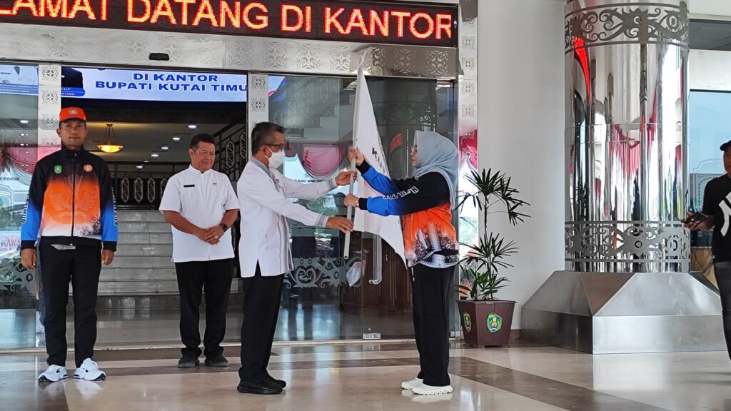 Bupati Kutim Lepas Kontingen PGRI ke PORSENIJAR 2025