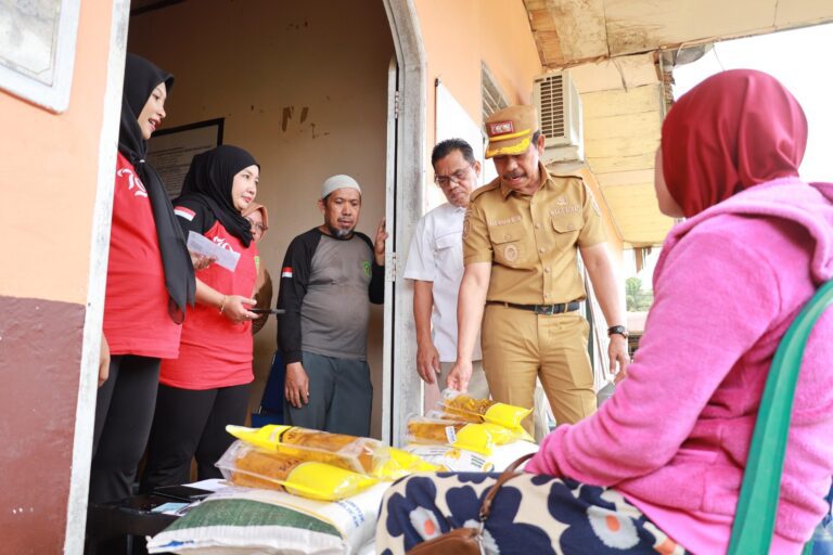 Wabup PPU Tinjau Penyaluran BSPS dan Bantuan Pangan di Kelurahan Sotek
