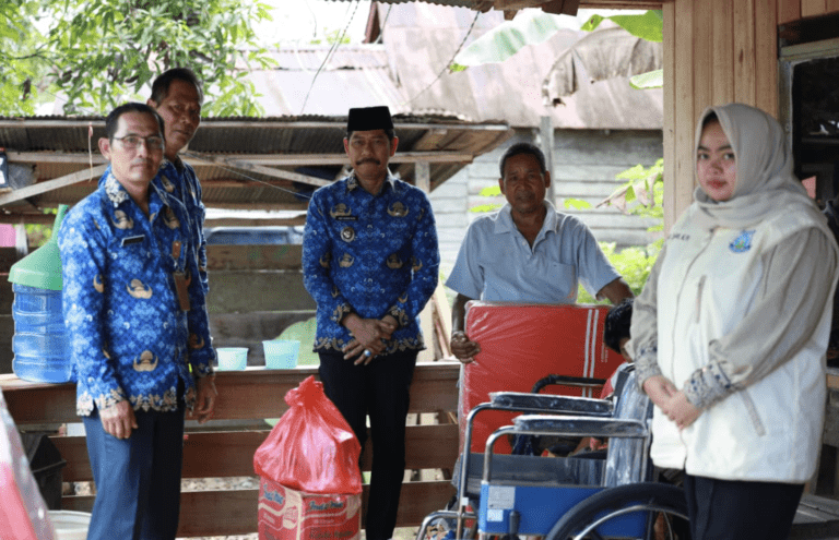 Wabup PPU Salurkan Bantuan Kursi Roda kepada Warga Penyandang Disabilitas