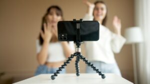Sering Pamer di Media Sosial? Flexing Bisa Jadi Tanda Tekanan Sosial